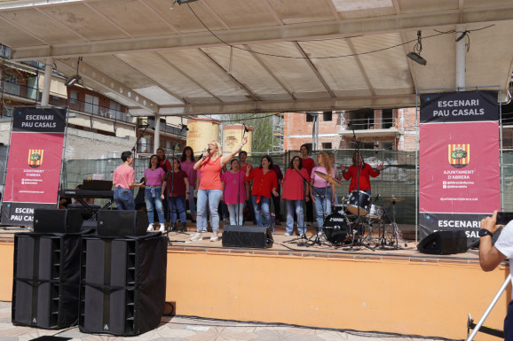 Èxit de participació a la IV Fira de Sant Jordi d'Abrera, amb parades de roses, llibres, autors/res locals, entitats, formacions polítiques, comerços i diferents activitats per a tothom