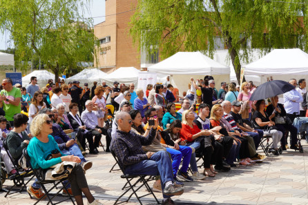 Èxit de participació a la IV Fira de Sant Jordi d'Abrera, amb parades de roses, llibres, autors/res locals, entitats, formacions polítiques, comerços i diferents activitats per a tothom