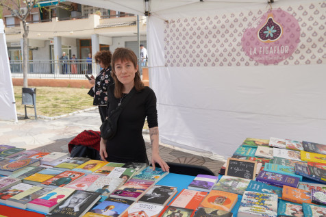 Èxit de participació a la IV Fira de Sant Jordi d'Abrera, amb parades de roses, llibres, autors/res locals, entitats, formacions polítiques, comerços i diferents activitats per a tothom