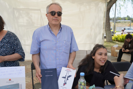 Èxit de participació a la IV Fira de Sant Jordi d'Abrera, amb parades de roses, llibres, autors/res locals, entitats, formacions polítiques, comerços i diferents activitats per a tothom