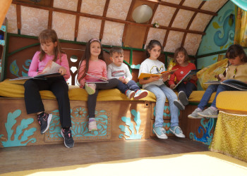 Èxit de participació a la IV Fira de Sant Jordi d'Abrera, amb parades de roses, llibres, autors/res locals, entitats, formacions polítiques, comerços i diferents activitats per a tothom