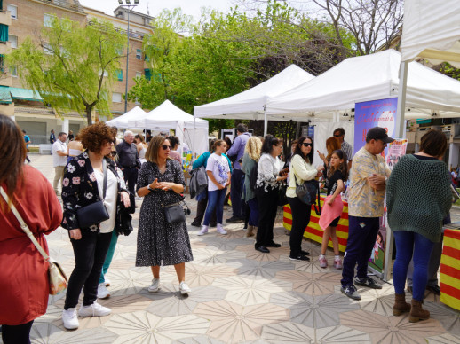 Èxit de participació a la IV Fira de Sant Jordi d'Abrera, amb parades de roses, llibres, autors/res locals, entitats, formacions polítiques, comerços i diferents activitats per a tothom