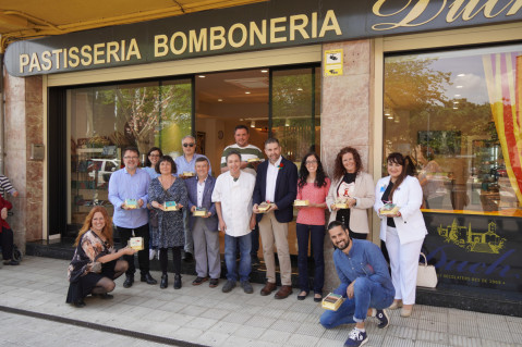 Èxit de participació a la IV Fira de Sant Jordi d'Abrera, amb parades de roses, llibres, autors/res locals, entitats, formacions polítiques, comerços i diferents activitats per a tothom