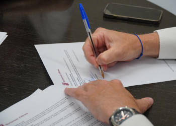 Signem un curs més els convenis per a la subvenció dels llibres de text i el material autoeditat amb les AFA i els equips directius dels centres escolars del nostre municipi