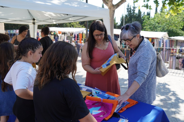 Abrera promou la cultura emprenedora amb el programa CuEmE. Les cooperatives de 5è de l’Escola Francesc Platón i Sartí venen els seus productes