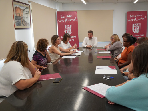 Signem un curs més els convenis per a la subvenció dels llibres de text i el material autoeditat amb les AFA i els equips directius dels centres escolars del nostre municipi