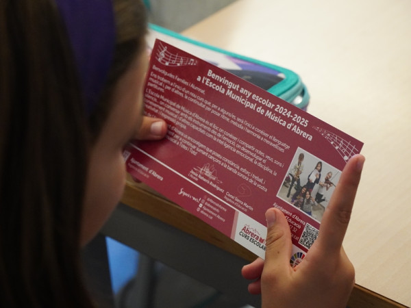 Visitem l'Escola Municipal de Música d'Abrera, que ha iniciat el curs 2024-25 amb 186 alumnes, per donar la benvinguda al nou curs escolar musical. Bon inici a totes i tots!