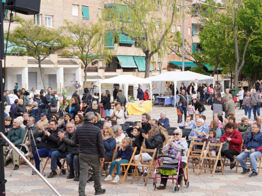 Èxit de participació a la Fira de Sant Jordi d'Abrera, amb parades de llibres,
