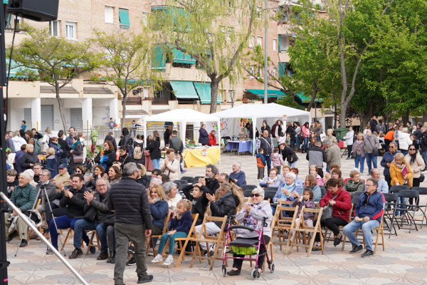 Èxit de participació a la Fira de Sant Jordi d'Abrera, amb parades de llibres,