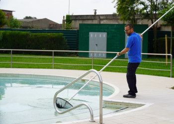 Duem a terme tasques d'adequació de les  instal·lacions de la Piscina Municipal d'Estiu per preparar la nova temporada, que comença aquest diumenge 7 de juny