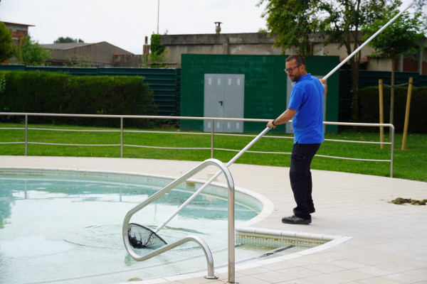 Duem a terme tasques d'adequació de les  instal·lacions de la Piscina Municipal d'Estiu per preparar la nova temporada, que comença aquest diumenge 7 de juny