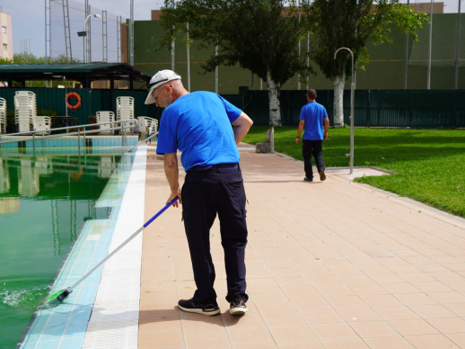 Duem a terme tasques d'adequació de les  instal·lacions de la Piscina Municipal d'Estiu per preparar la nova temporada, que comença aquest diumenge 7 de juny