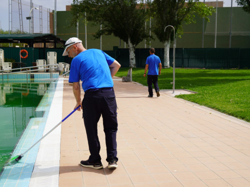 Duem a terme tasques d'adequació de les  instal·lacions de la Piscina Municipal d'Estiu per preparar la nova temporada, que comença aquest diumenge 7 de juny