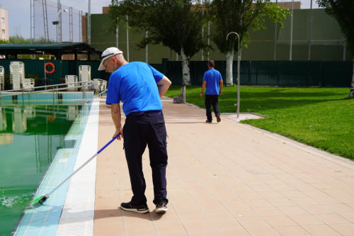 Duem a terme tasques d'adequació de les  instal·lacions de la Piscina Municipal d'Estiu per preparar la nova temporada, que comença aquest diumenge 7 de juny
