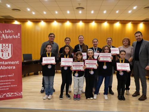Entreguem els diplomes de reconeixement a les integrants de l'entitat Juventudes Rocieras, pels seus èxits assolits en el darrer Campionat de dansa de Catalunya