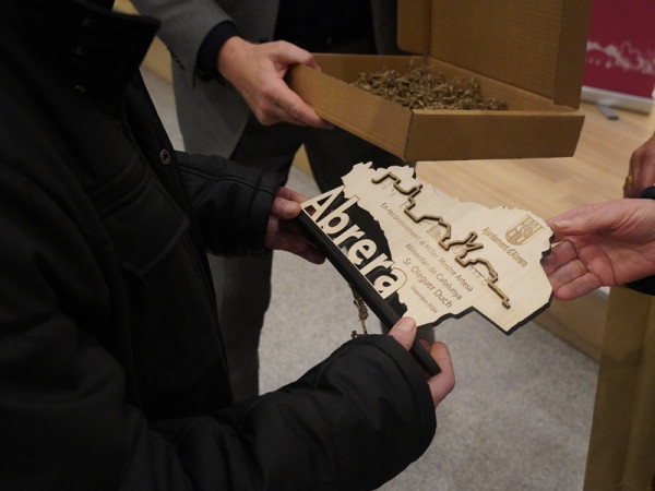 Fem entrega d’un reconeixement a l’Oleguer Duch, de Pastisseria Duch, pel seu recent nomenament com a Millor mestre artesà alimentari de Catalunya