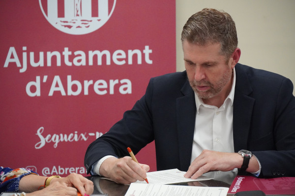 Signem un conveni de col·laboració amb l'Associació de Gent Gran d'Abrera per continuar treballant de forma conjunta en la promoció de l'envelliment actiu