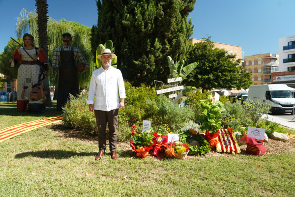 Ofrena floral al monument de Rafael Casanova. Associació Cineclub d'Abrera Maruja Torres