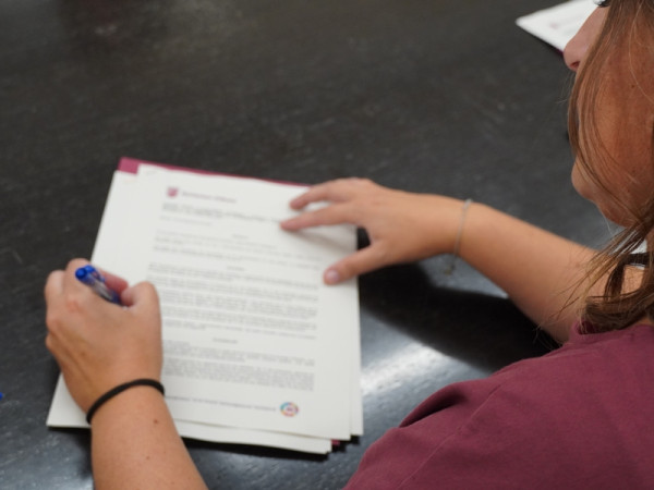 Signem un curs més els convenis per a la subvenció dels llibres de text i el material autoeditat amb les AFA i els equips directius dels centres escolars d'Abrera