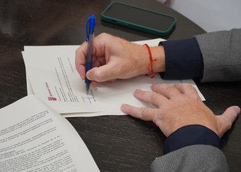 Signem un curs més els convenis per a la subvenció dels llibres de text i el material autoeditat amb les AFA i els equips directius dels centres escolars d'Abrera