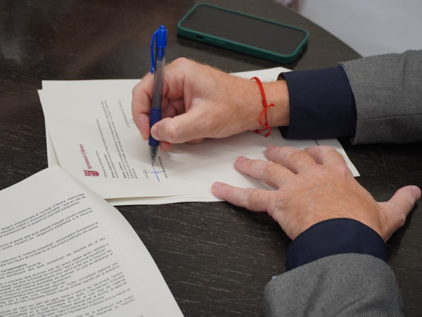 Signem un curs més els convenis per a la subvenció dels llibres de text i el material autoeditat amb les AFA i els equips directius dels centres escolars d'Abrera