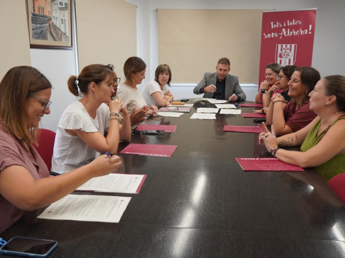 Signem un curs més els convenis per a la subvenció dels llibres de text i el material autoeditat amb les AFA i els equips directius dels centres escolars d'Abrera
