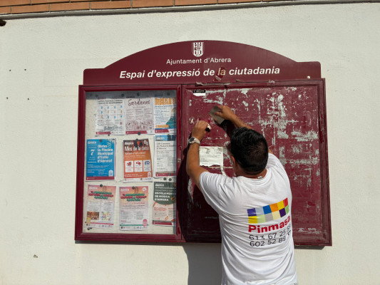 Millorem i adequem les cartelleres municipals del nucli urbà i dels barris d'Abrera - Casal de la Gent Gran