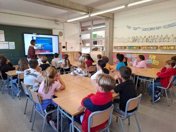 L'alumnat de tercer curs de l'Escola Ernest Lluch visita el consistori d'Abrera dins l'activitat 'El meu Ajuntament' d'aquest curs 2025-2026 (3r A)