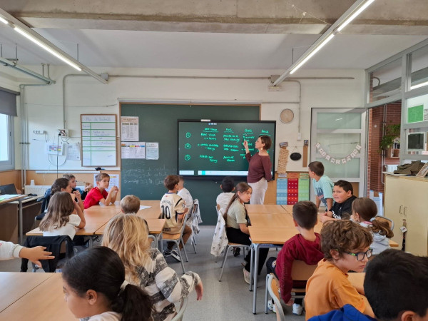 L'alumnat de tercer curs de l'Escola Ernest Lluch visita el consistori d'Abrera dins l'activitat 'El meu Ajuntament' d'aquest curs 2025-2026 (3r A)