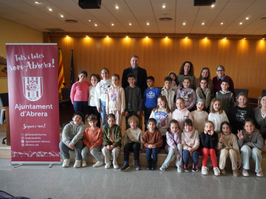 L'alumnat de tercer curs de l'Escola Francesc Platón i Sartí visita el consistori d'Abrera dins l'activitat 'El meu Ajuntament' d'aquest curs 2025-2026