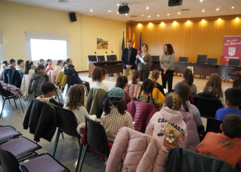 L'alumnat de tercer curs de l'Escola Francesc Platón i Sartí visita el consistori d'Abrera dins l'activitat 'El meu Ajuntament' d'aquest curs 2025-2026