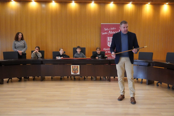 L'alumnat de tercer curs de l'Escola Francesc Platón i Sartí visita el consistori d'Abrera dins l'activitat 'El meu Ajuntament' d'aquest curs 2025-2026