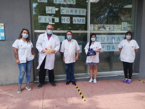 Entrega d'una mona als treballadors i treballadores del CAP d'Abrera per part de la Pastisseria Duch