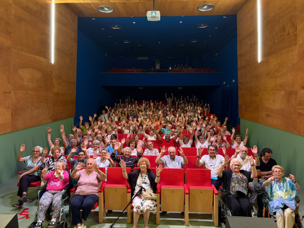 Abrera amb la gent gran activa! Gaudim de l'espectacle de teatre i el sopar d'Estiu de la nostra gent gran