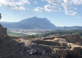 Visitem el Castell de Voltrera amb representants de la Universitat de Barcelona, amb qui encetem una nova etapa d'estudi científic del jaciment històric