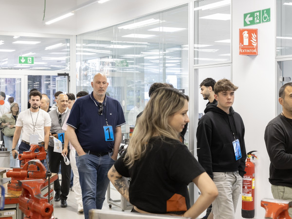 Una vintena de joves d’Abrera participen en la jornada de portes obertes de l’Escola d’Aprenents de SEAT & CUPRA