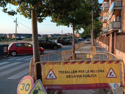 A Abrera millorem el nostre espai públic! Continuem a bon ritme els treballs de reparació de voreres en alguns carrers del barri del Rebato d'Abrera