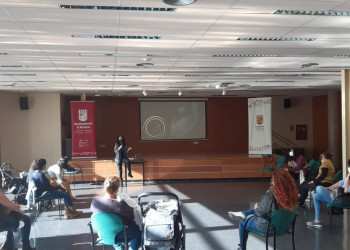 Iniciem el cicle de xerrades 'Maternem a Abrera', per a famílies amb nadons de 0-2 anys, amb molt bona acollida i participació