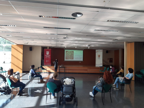 Iniciem el cicle de xerrades 'Maternem a Abrera', per a famílies amb nadons de 0-2 anys, amb molt bona acollida i participació