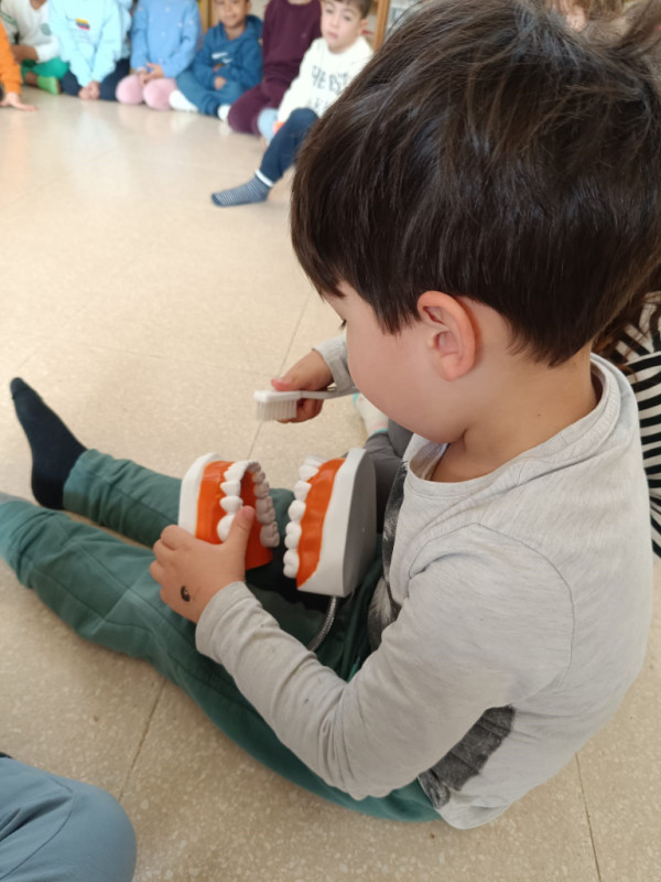 Promovem la salut bucodental infantil a les escoles d'Abrera amb el programa “Dents fortes i sanes”