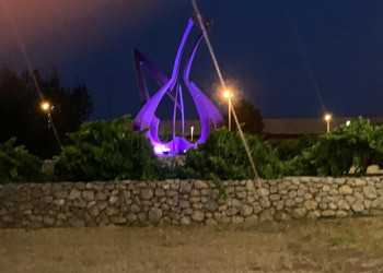 A Abrera visibilitzem el Dèficit Múltiple de Sulfatasa, aquest diumenge 30 de juliol, il·luminant de color blau la façana de l'Ajuntament i el porró del Rebato