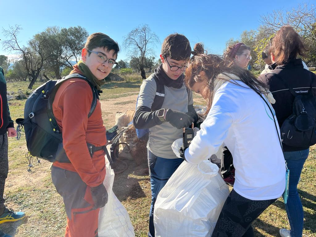 Recollim 100 quilos de residus al voltant de Sant Hilari d'Abrera, en la darrera jornada de neteja de l'entorn natural del nostre municipi