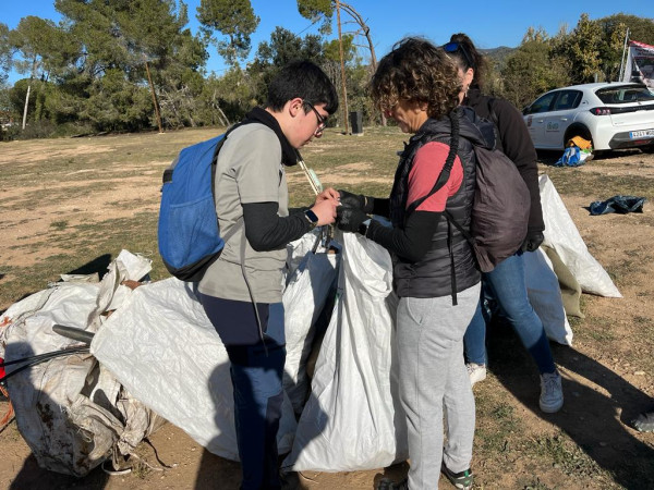 Recollim 100 quilos de residus al voltant de Sant Hilari d'Abrera, en la darrera jornada de neteja de l'entorn natural del nostre municipi