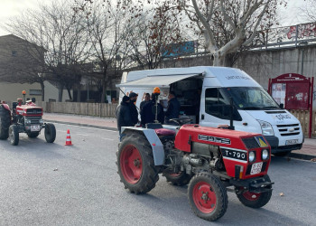 Abrera ha acollit una nova jornada d'ITV mòbil per a tractors i remolcs davant del Casal del Social del Rebato