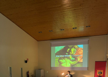 L’auditori de la Biblioteca Josep Roca i Bros s'omple de gom a gom amb la xerrada 'Arta: art en femení', a càrrec de l'historiador de l'art abrerenc, Manel Benito