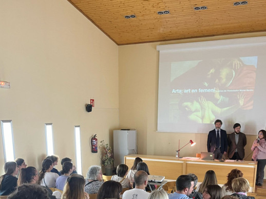 L’auditori de la Biblioteca Josep Roca i Bros s'omple de gom a gom amb la xerrada 'Arta: art en femení', a càrrec de l'historiador de l'art abrerenc, Manel Benito