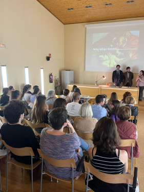 L’auditori de la Biblioteca Josep Roca i Bros s'omple de gom a gom amb la xerrada 'Arta: art en femení', a càrrec de l'historiador de l'art abrerenc, Manel Benito