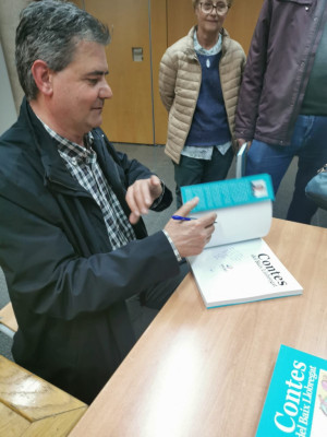 Assistim a la presentació del llibre 'Contes del Baix Llobregat' a càrrec de l'escriptor, Rafael Bellido i la il·lustradora, Joana Llordella