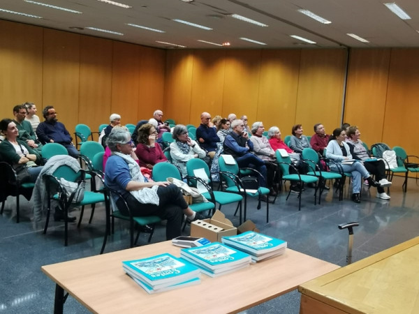 Assistim a la presentació del llibre 'Contes del Baix Llobregat' a càrrec de l'escriptor, Rafael Bellido i la il·lustradora, Joana Llordella