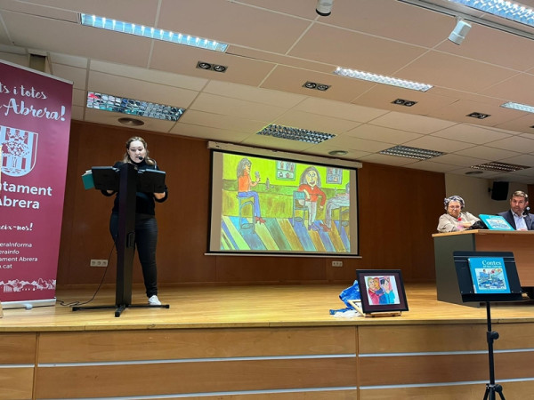 Assistim a la presentació del llibre 'Contes del Baix Llobregat' a càrrec de l'escriptor, Rafael Bellido i la il·lustradora, Joana Llordella